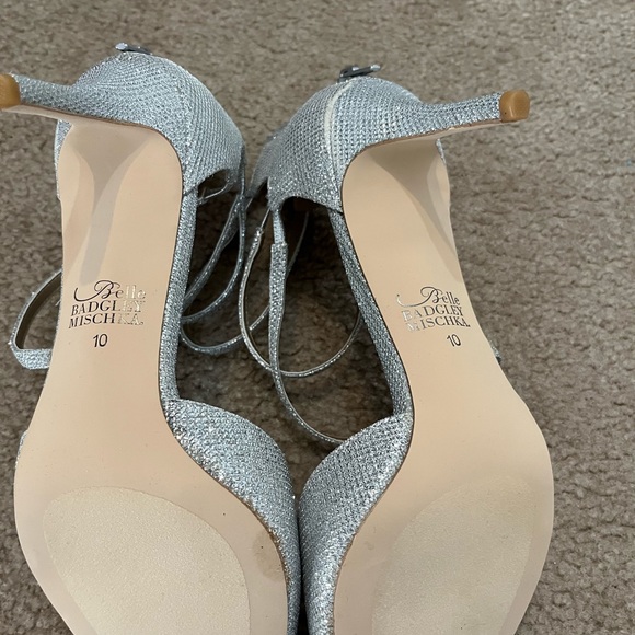 NEW BELLE Badgley Mishka Silver Heels - Picture 3 of 5